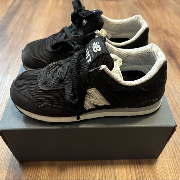 New Balance 13.5 WIDE kids black and white 515 tennis shoe - Picture 5 of 6